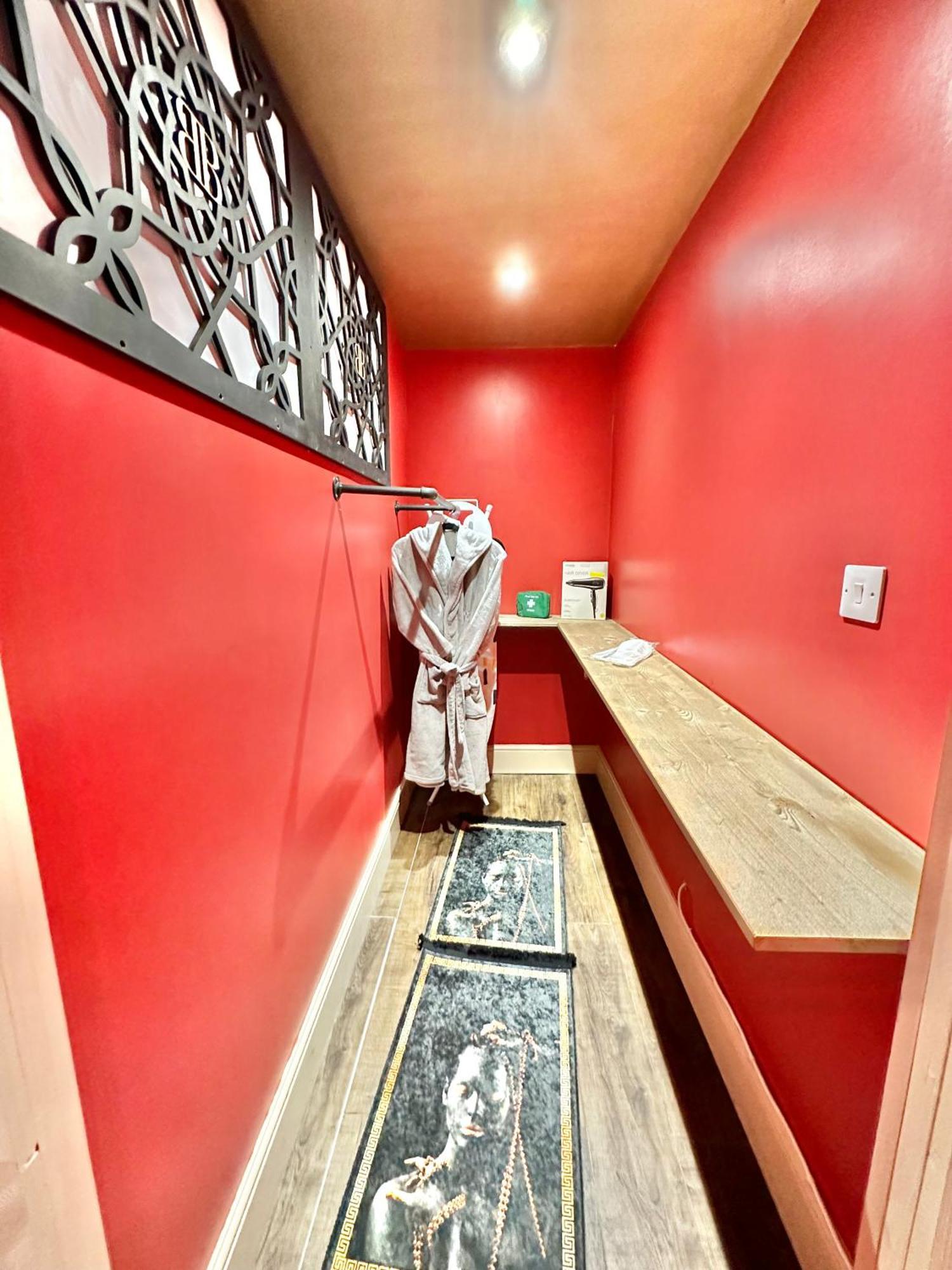 Beyond - Romantic Basement Apartment - Close To Beach - With Parking Bournemouth Zewnętrze zdjęcie