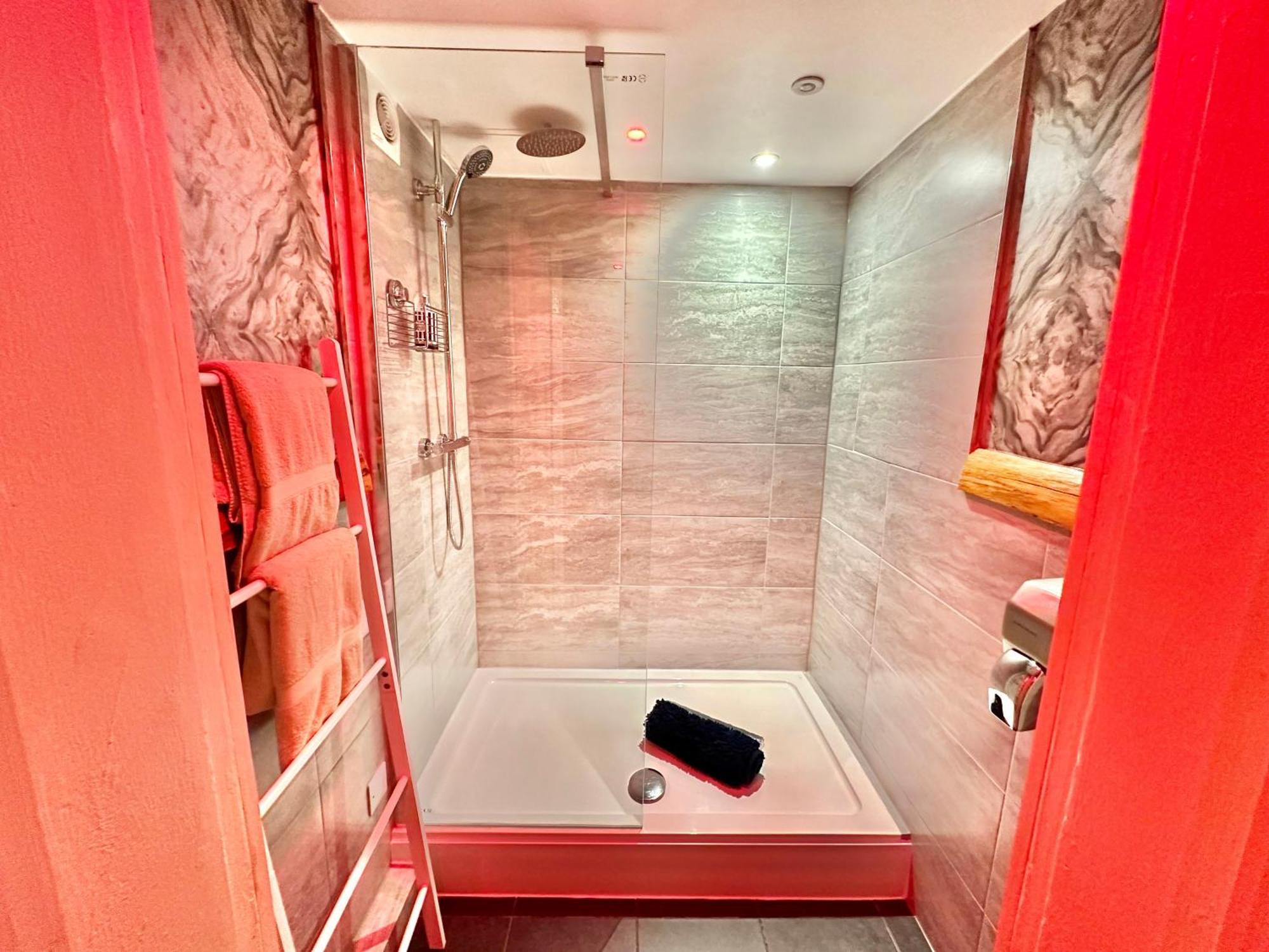 Beyond - Romantic Basement Apartment - Close To Beach - With Parking Bournemouth Zewnętrze zdjęcie