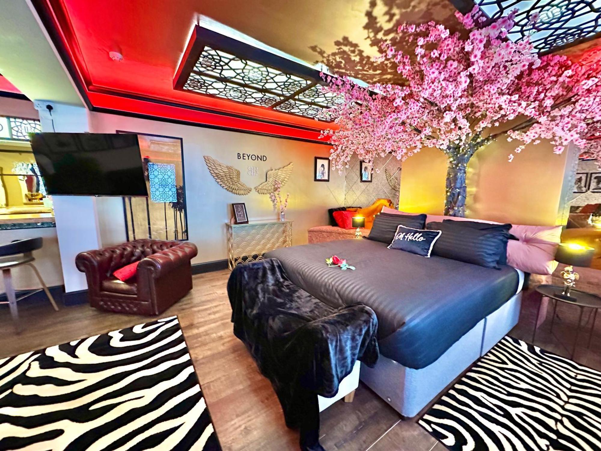Beyond - Romantic Basement Apartment - Close To Beach - With Parking Bournemouth Zewnętrze zdjęcie