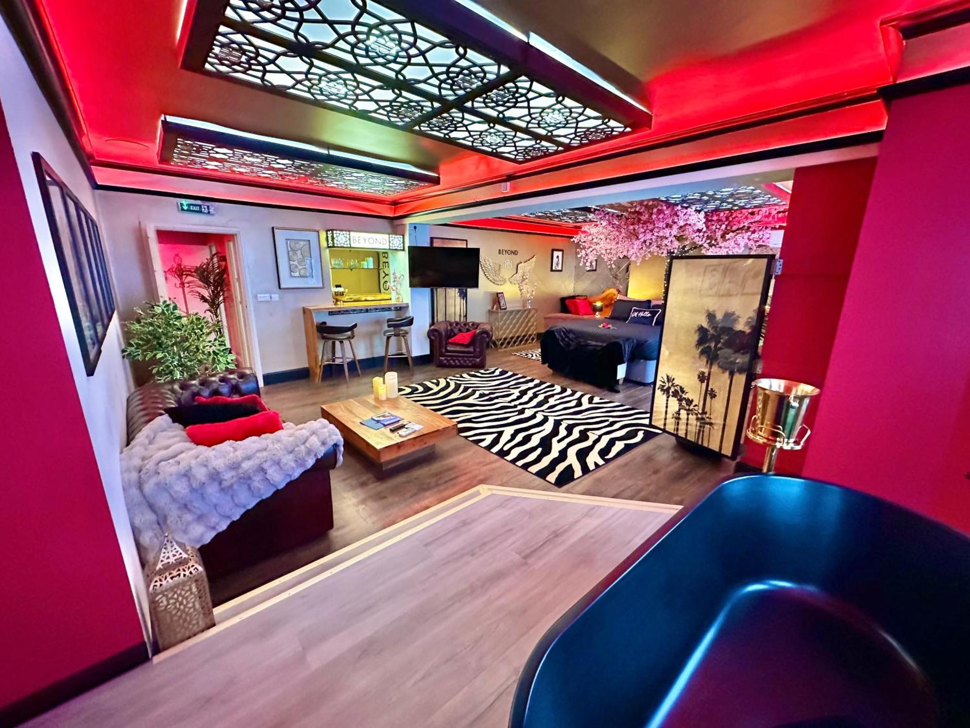 Beyond - Romantic Basement Apartment - Close To Beach - With Parking Bournemouth Zewnętrze zdjęcie