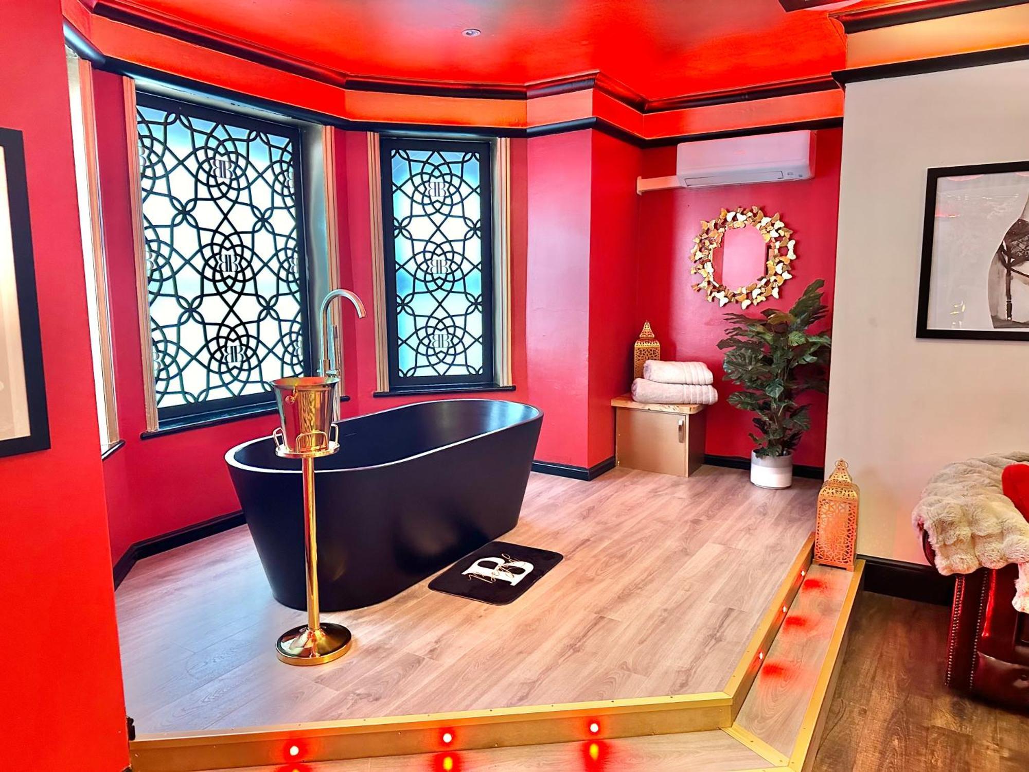 Beyond - Romantic Basement Apartment - Close To Beach - With Parking Bournemouth Zewnętrze zdjęcie