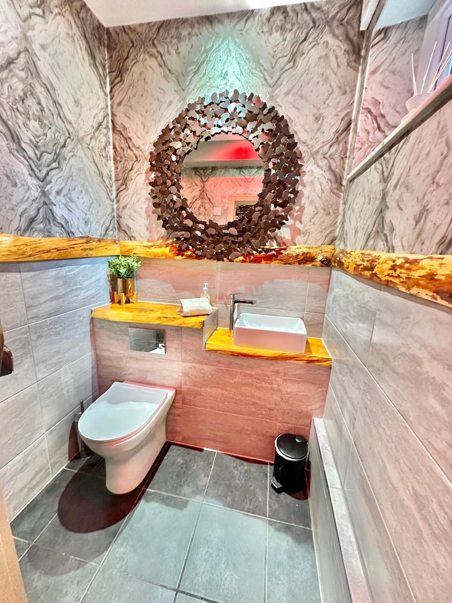Beyond - Romantic Basement Apartment - Close To Beach - With Parking Bournemouth Zewnętrze zdjęcie