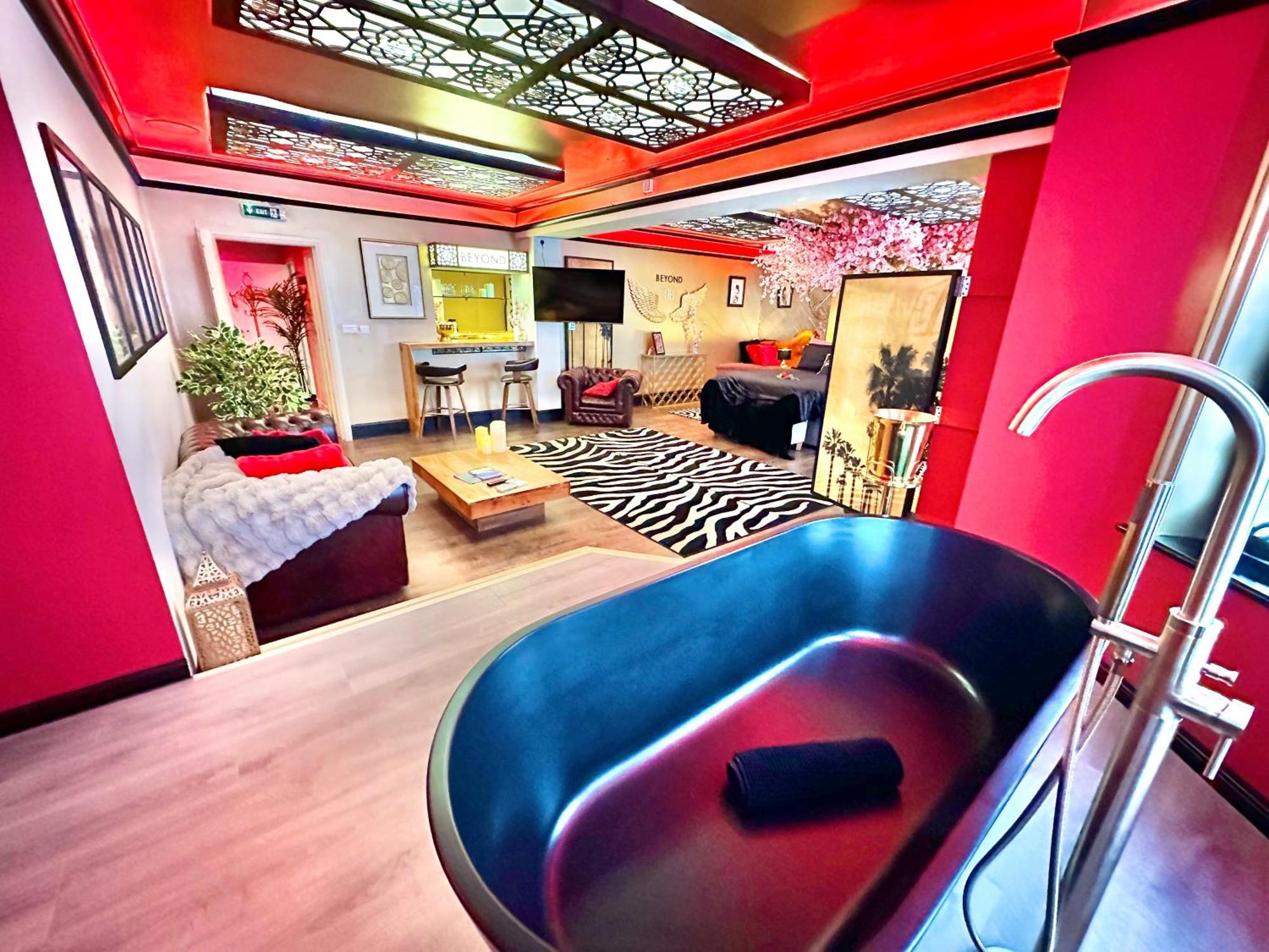 Beyond - Romantic Basement Apartment - Close To Beach - With Parking Bournemouth Zewnętrze zdjęcie